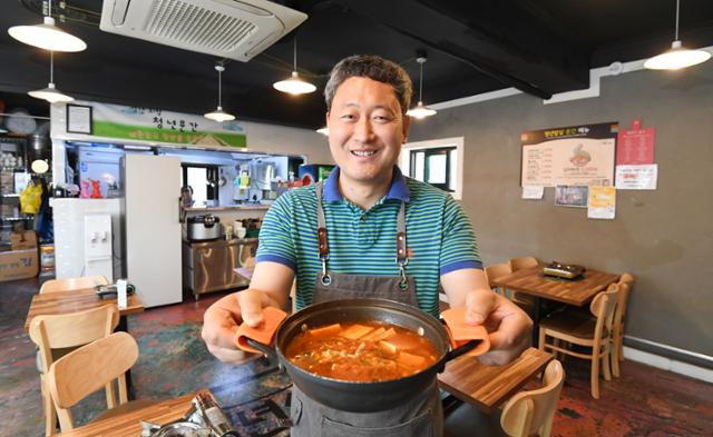 유재석·김은숙의 기부맛집…김치찌개 끓이는 신부를 아시나요