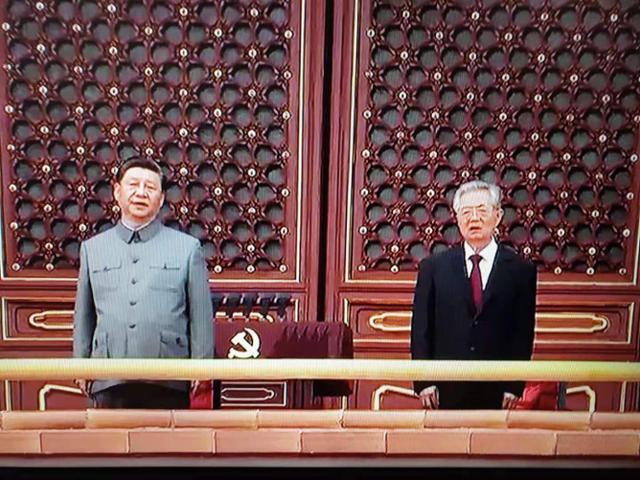 1일 중국 공산당 100주년 행사에 참석해 시진핑 주석 옆에서 국가를 부르고 있는 전임자 후진타오. 백발이 성성한 외모에 부쩍 수척해졌다. 둘은 11세 차이다. CCTV 캡처