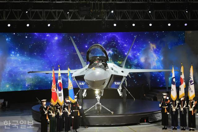 4월 9일 경남 사천시 한국항공우주산업(KAI) 고정익동에서 한국형 전투기 보라매(KF-21) 시제기 출고 행사가 열리고 있다. 사천=왕태석 선임기자