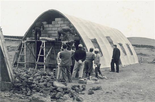 1960년대 제주 테시폰식 주택을 시공하고 있는 모습. 제주도 제공