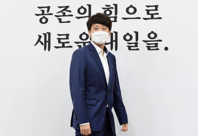 이준석 국민의힘 대표가 지난달 28일 국회에서 열린 최고위원회의에 참석하고 있다. 이한호 기자