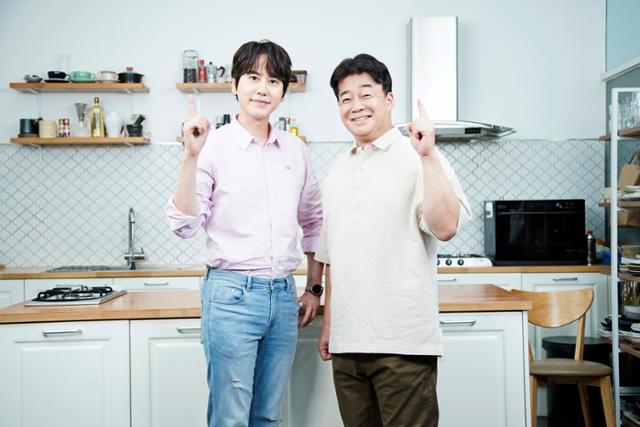 규현(왼쪽)과 백종원(오른쪽)이 '백종원의 국민음식 - 글로벌 푸드 편'의 온라인 제작발표회에 참석했다. JTBC 제공