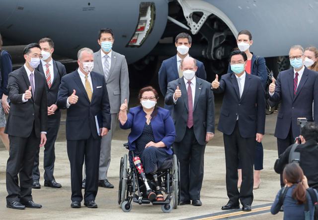 지난달 6일 대만에 도착한 미국 상원의원단이 타고 온 C-17 전략수송기 앞에서 기념촬영을 하고 있다. 타이베이=AP 뉴시스