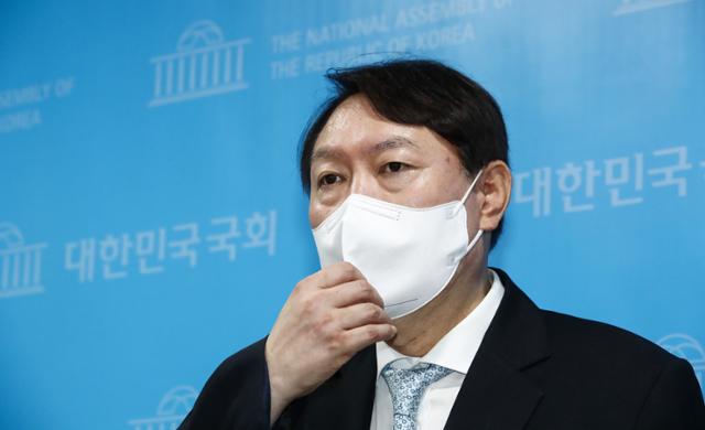 대선 출마를 선언한 윤석열 전 검찰총장이 30일 국회를 방문해 취재진 질문에 답변하고 있다. 뉴시스