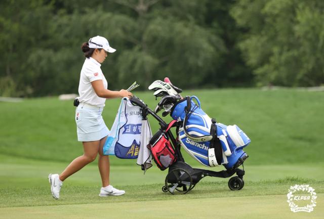 김해림(32)이 2일 강원도 용평 버치힐GC 에서 열린 한국여자프로골프(KLPGA) '맥콜·모나파크 오픈 with SBS Golf(총상금 8억원)' 1라운드에서 캐디 없이 직접 골프백을 끌고 다니며 라운드를 하고 있다. KLPGA 제공