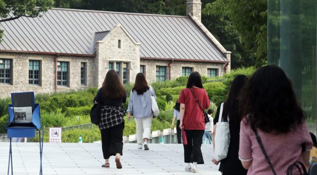 서울 서대문구 이화여자대학교에서 학생들이 등교하고 있다. 뉴스1