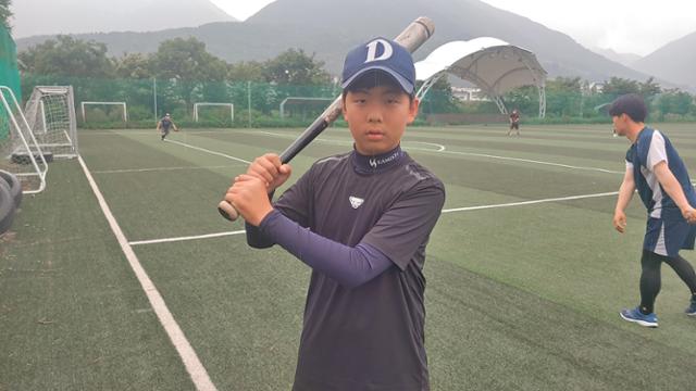 김상진 군이 방망이를 잡고 포즈를 취했다. 현재 동강중학교 야구부 선수로 뛰고 있다. 박상은 기자