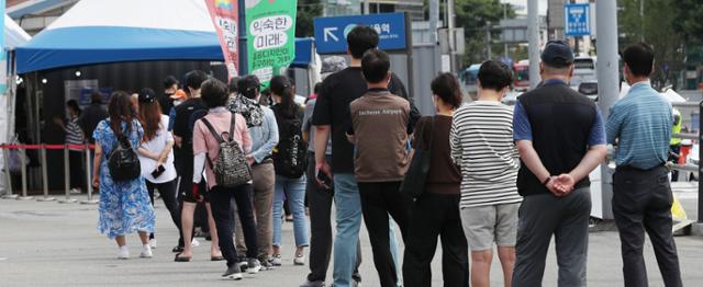 3일 중구 서울역 임시선별검사소를 찾은 시민들이 코로나19 검사를 받기 위해 줄지어 서 있다. 뉴스1