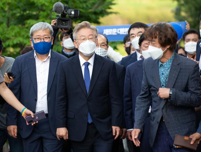 이재명 경기지사가 1일 경북 안동 이육사문학관을 방문하고 있다. 이재명 캠프 제공