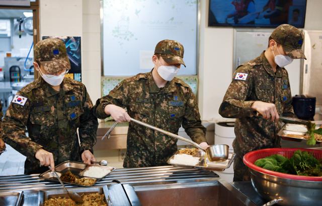 지난달 3일 공군 3여단 8978부대원들이 자율배식으로 식판에 음식을 담고 있다. 국방부 제공