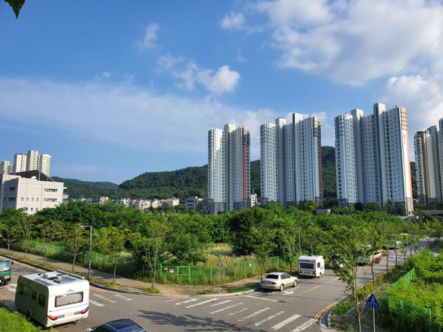 청주 특수학교가 들어설 청원구 율량택지개발지구내 부지. 청주우체국과 동청주세무서 사이의 터로, 주변에 수천 가구의 아파트와 5성급 특급호텔, 상가 지역이 몰려 있는 도심지다. 청주=한덕동 기자