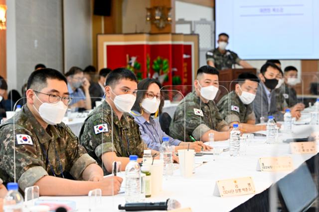 지난달 28일 서울시 용산구 육군회관에서 열린 '장병 급식체계 혁신 토론회'에서 참석자들이 발언하고 있다. 육군 제공