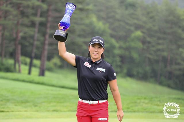 김해림(32)이 4일 강원도 평창군의 버치힐 GC(파72)에서 열린 한국여자프로골프(KLPGA) 투어 맥콜·모나파크 오픈(총상금 8억원) 우승을 차지한 후 우승트로피를 들어올리고 있다. KLPGA 제공