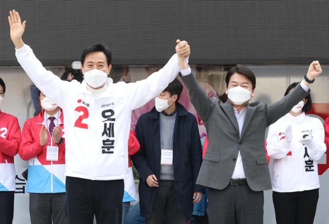 3월 4·7 재·보궐선거를 앞두고 오세훈(왼쪽) 국민의힘 후보와 안철수 국민의당 대표가 거리 유세를 하고 있다. 두 사람은 단일화를 거쳤고 그 결과 오 후보가 승리해 최종 서울시장 후보로 낙점됐다. 국회사진기자단