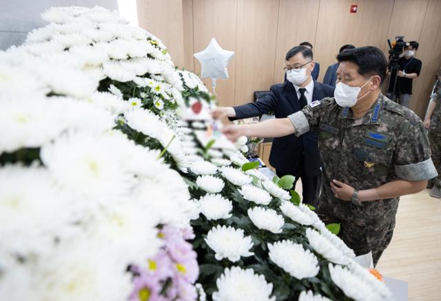 박인호 신임 공군참모총장이 5일 오후 경기도 성남시 국군수도병원 장례식장에 마련된 고(故) 이 모 중사 추모소를 찾아 헌화하고 있다. 연합뉴스