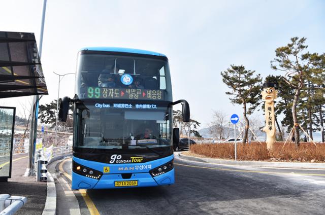 [저작권 한국일보] 2018년 2월 군산 시티투어버스가 고군산군도 장자도에 도착한 장면. 군산=최흥수기자