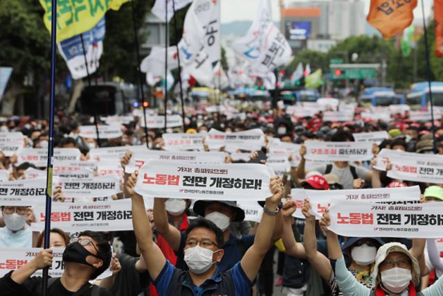 전국민주노동조합총연맹 조합원들이 3일 오후 서울 종로구 종로3가 일대에서 진행된 전국노동자대회에서 구호를 외치고 있다. 뉴스1