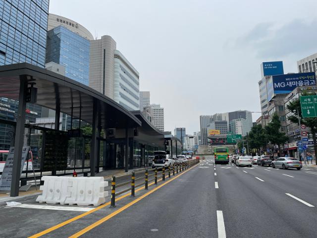 5일 서울 숭례문 인근 스마트쉘터가 공사 중인 관계로 버스 통행이 막혀 있다.