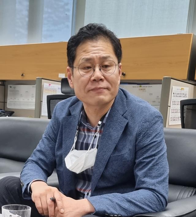 조지훈 전북경제통상진흥원장이 6일 전북도의회 기자실을 방문해 임기만료 전 사직에 대해 사과하고 있다. 뉴스1