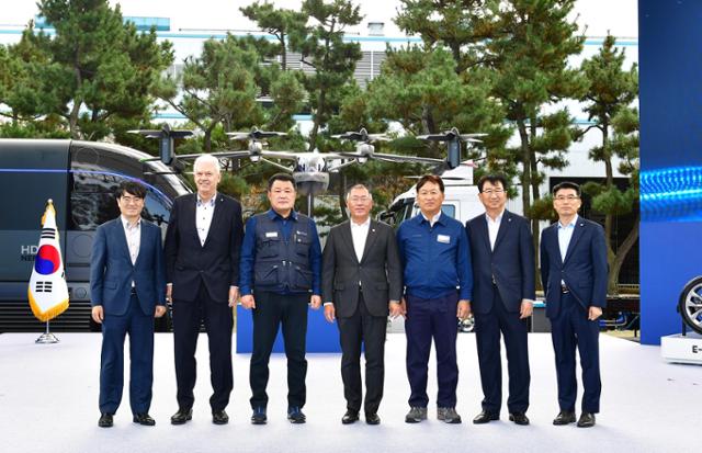 지난해 10월 30일 현대차 울산공장에서 열린 '친환경 미래차 현장방문' 행사 종료 후 현대차그룹 관계자들이 기념촬영을 하고 있다. 왼쪽부터 공영운 현대차 사장, 알버트 비어만 사장, 이상수 지부장, 정의선 회장, 하언태 사장, 이원희 사장, 송호성 기아 사장. 현대차그룹 제공