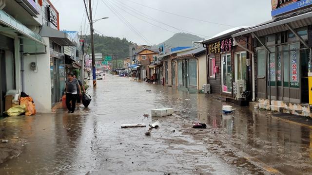 진도군 진도읍 상가도 물에 잠겨 주민들이 망연자실하고 있다. 독자 제공