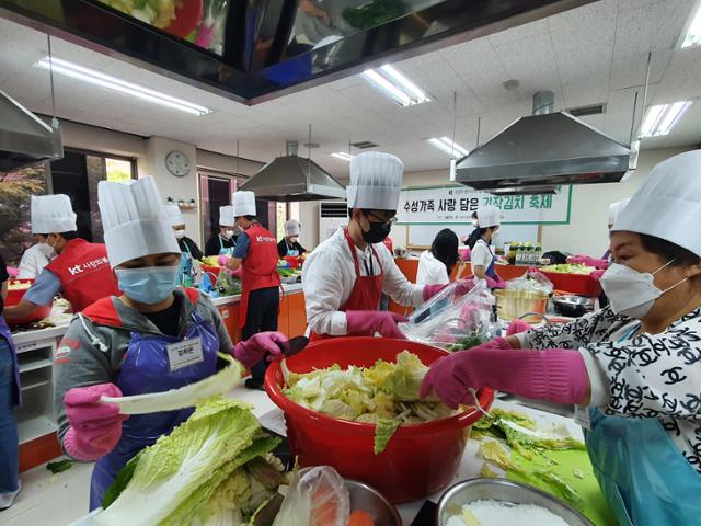 결혼이주여성들이 KT사랑의봉사단과 함께 여름 김치를 만들고 있다. KT 제공