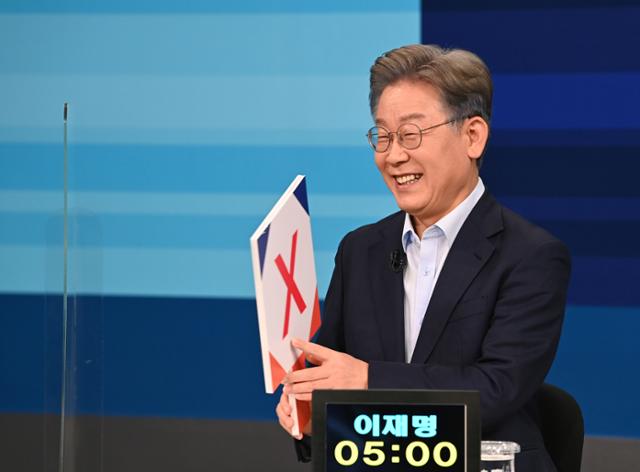 이재명 더불어민주당 대선 경선 예비후보가 5일 서울 마포구 JTBC 스튜디오에서 열린 TV 토론회 리허설을 하고 있다. 뉴시스