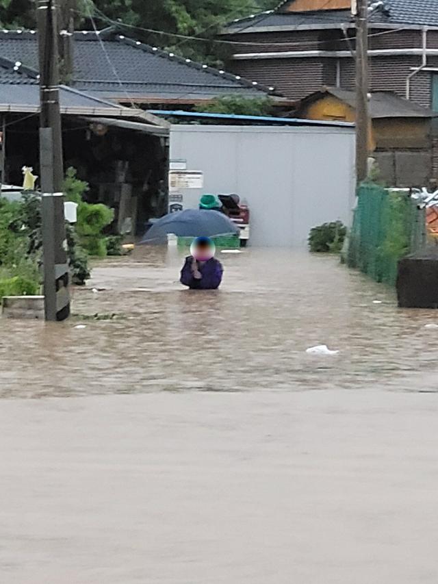 6일 오전 전남 진도군 진도읍 고작마을 일대가 불어난 물에 잠겨 있다. 이날 오전 10시 기준 진도군의 누적 강수량은 217㎜을 기록 중이다.뉴스1=독자제공