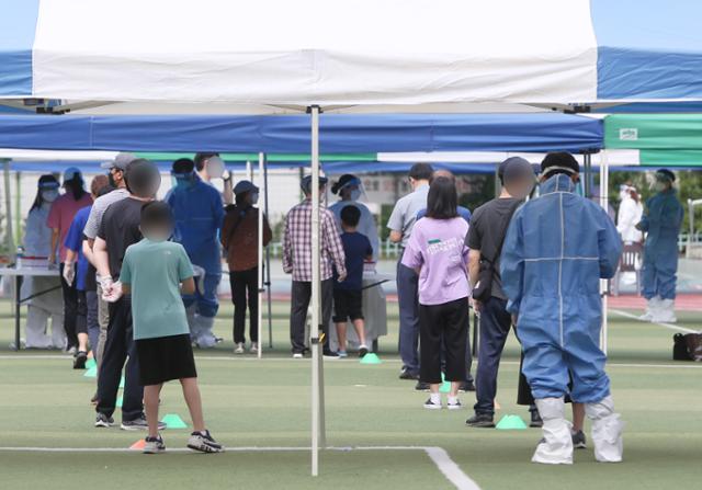 6일 신종 코로나바이러스 감염증(코로나19) 확진자가 속출한 인천시 미추홀구 인주초등학교 일대가 검사를 받기 위해 몰려든 시민들로 북적이고 있다. 연합뉴스