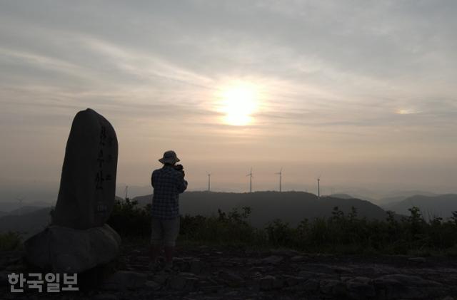 한우산 정상에서 동쪽으로 보면 응봉산 능선에 풍력발전용 바람개비가 세워져 있다.