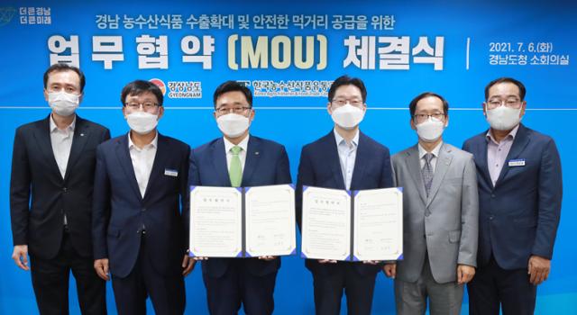 김경수(오른쪽 세 번째) 경남지사와 김춘진(왼쪽 세 번째) aT 사장이 6일 경남도청에서 경남 농수산식품 수출확대 및 안전한 먹거리 공급을 위한 업무협약을 체결한 뒤 기념촬영을 하고 있다. 경남도 제공