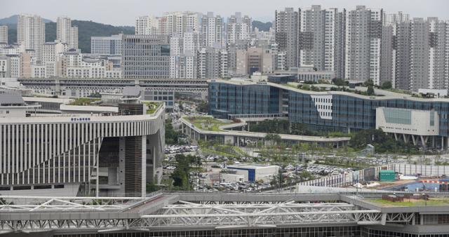 세종시 어진동 정부세종청사 뒤로 아파트 단지가 보이고 있다. 세종=뉴시스