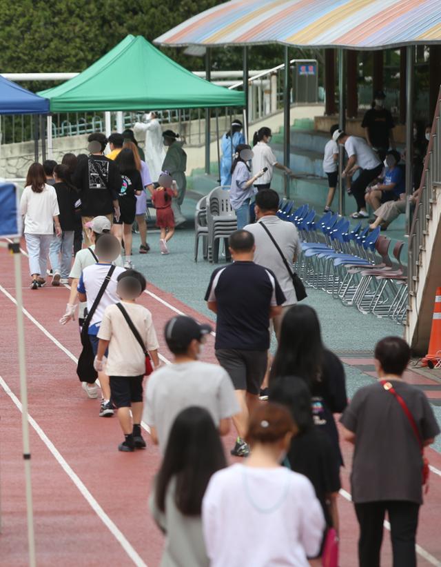 6일 신종 코로나바이러스 감염증(코로나19) 확진자가 속출한 인천시 미추홀구 인주초등학교 일대가 검사를 받기 위해 몰려든 시민들로 북적이고 있다. 연합뉴스