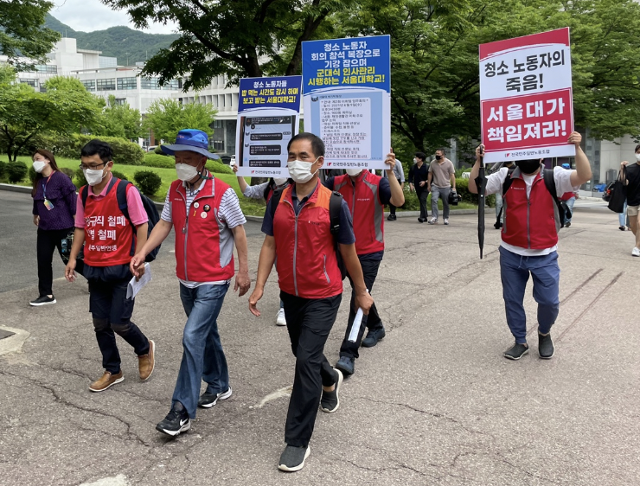 서울대 휴게실에서 청소노동자가 숨진 사실이 지난 6일 뒤늦게 알려진 가운데, 전국민주노동조합총연맹이 서울대 행정관 앞에서 7일 기자회견을 열고 청소노동자의 처우를 개선할 것을 요구하고 있다. 장수현 인턴기자