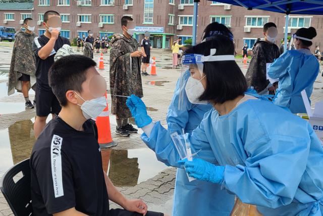 8일 오전 충남 논산 육군훈련소에서 논산보건소 소속 의료진들이 장병들을 대상으로 코로나 검사를 하고 있다. 논산=뉴스1