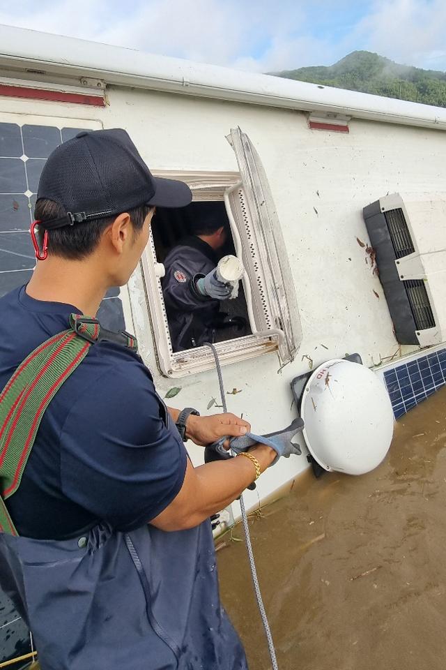 8일 오전 대전 서구 괴곡동에서 밤사이 내린 비로 캠핑카가 침수돼 소방대원들이 견인작업을 하고 있다. 대전=뉴스1