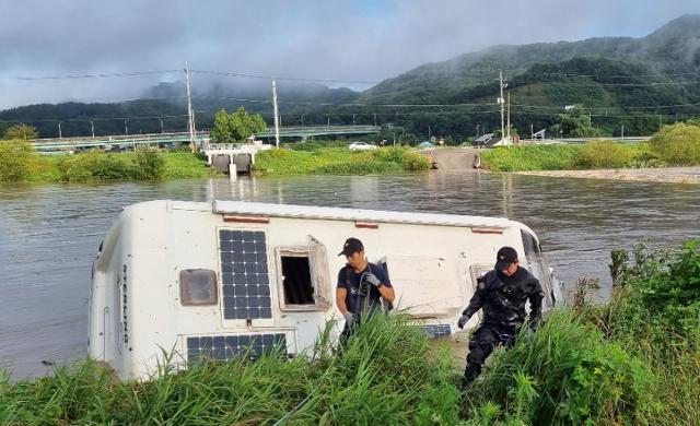 8일 오전 대전 서구 괴곡동에서 밤사이 내린 비로 캠핑카가 침수돼 소방대원들이 견인작업을 하고 있다. 대전=뉴스1