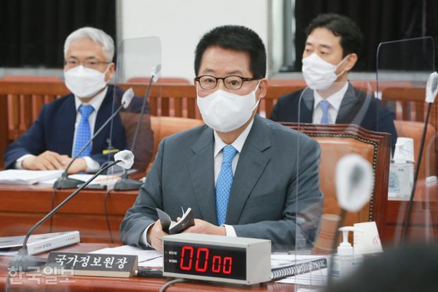 박지원 국가정보원장이 8일 국회에서 열린 정보위원회 전체회의에 참석해 답변을 준비하고 있다. 오대근 기자