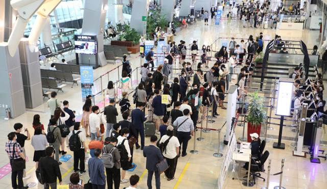 8일 오전 김포공항이 시민들로 붐비고 있다. 중앙방역대책본부에 따르면 0시 기준 국내 코로나19 신규 확진자는 1천275명이다. 정부는 확산세가 꺾이지 않으면 새 거리두기 최고 수위인 4단계 적용도 검토한다는 방침이다. 연합뉴스