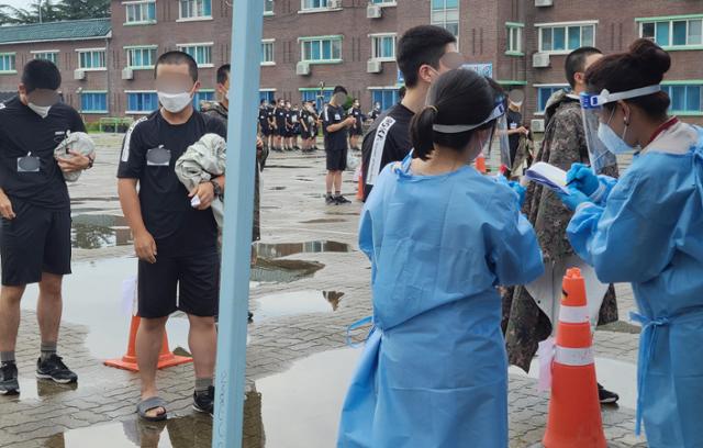 8일 오전 충남 논산 육군훈련소에서 논산보건소 소속 의료진들이 장병들을 대상으로 코로나 검사를 하고 있다. 논산=뉴스1