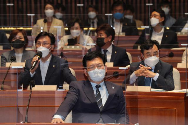 송영길 더불어민주당 대표가 22일 국회에서 열린 의원총회에서 설훈 의원이 “의원총회를 비공개로 하지말고 공개로 하자”는 발언과 관련한 의원들의 발언을 듣고 있다. 오대근 기자