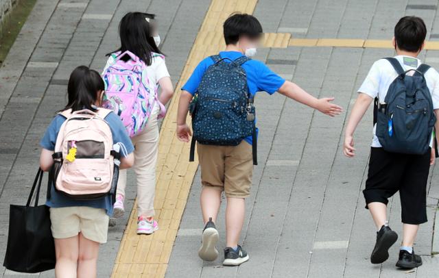 9일 오후 서울 강남구의 한 초등학교 앞에서 학생들이 하교하며 인사하고 있다. 교육부는 사회적 거리두기 4단계 시행으로 14일부터 여름방학 이전까지 수도권 학교가 전면 원격수업으로 전환된다고 밝혔다. 연합뉴스