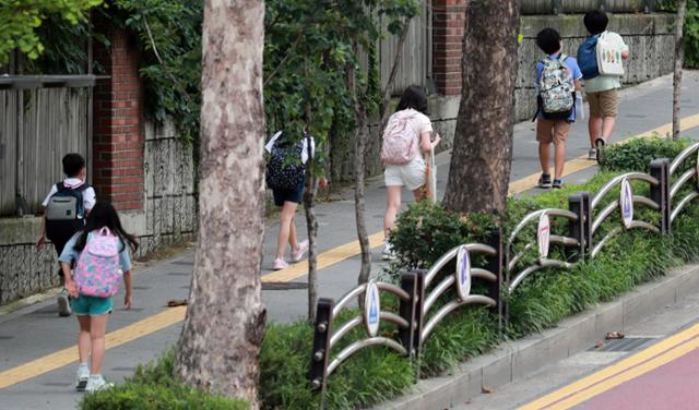 9일 오후 서울 강남구의 한 초등학교 앞에서 학생들이 하교하고 있다. 교육부는 사회적 거리두기 4단계 시행으로 14일부터 여름방학 이전까지 수도권 학교가 전면 원격수업으로 전환된다고 밝혔다. 연합뉴스