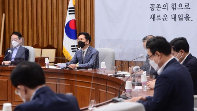 김기현(왼쪽 두 번째) 국민의힘 원내대표가 9일 오전 국회에서 열린 원내대책회의에서 발언을 하고 있다. 오대근 기자