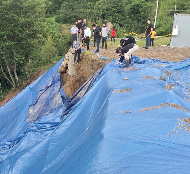 9일 오전 전남경찰청 광역·과학수사대와 토목공학 전문 위원들이 산사태 원인 규명을 위해 민·관 합동 감식을 벌이고 있다. 전남경찰청 제공