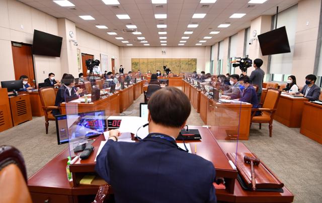 지난달 30일 서울 여의도 국회에서 문화체육관광위원회 전체회의가 열리고 있다. 이한호 기자