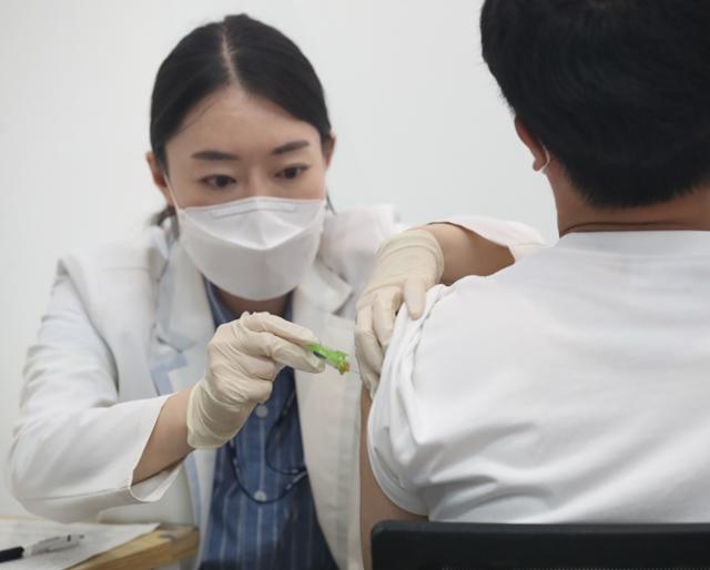 8일 오후 서울 한 코로나19 예방접종센터에서 접종 대상자가 백신을 접종하고 있다. 뉴시스