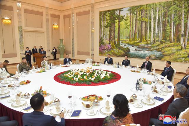 북한 국무위원회가 북중우호조약 체결(11일) 60주년을 앞두고 기념연회를 열었다고 조선중앙통신이 10일 보도했다. 평양=조선중앙통신, 연합뉴스