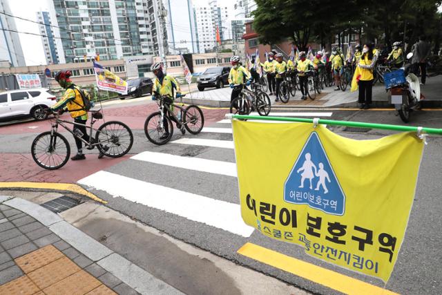 국토종주자전거길안전지킴이단연대 회원과 시민 50여 명이 지난 5월 31일 서울시 송파구 풍남초등학교 인근 횡단보도에서 자전거를 끌고 건너고 있다. 사진은 기사와 관계 없음. 연합뉴스