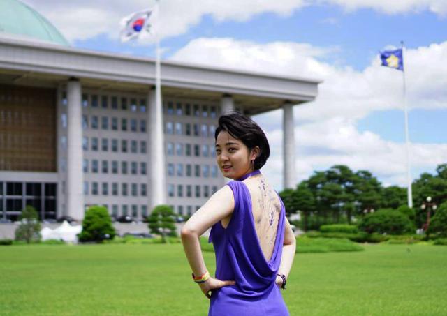 법과 현실 사이 음지에 갇힌 '타투 시술'... "의료행위" vs "예술적 표현" - Vimarsana News